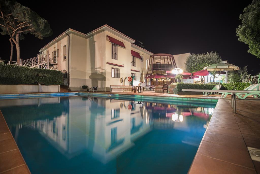 Hotel Kon Tiki San Vincenzo Bagian luar foto