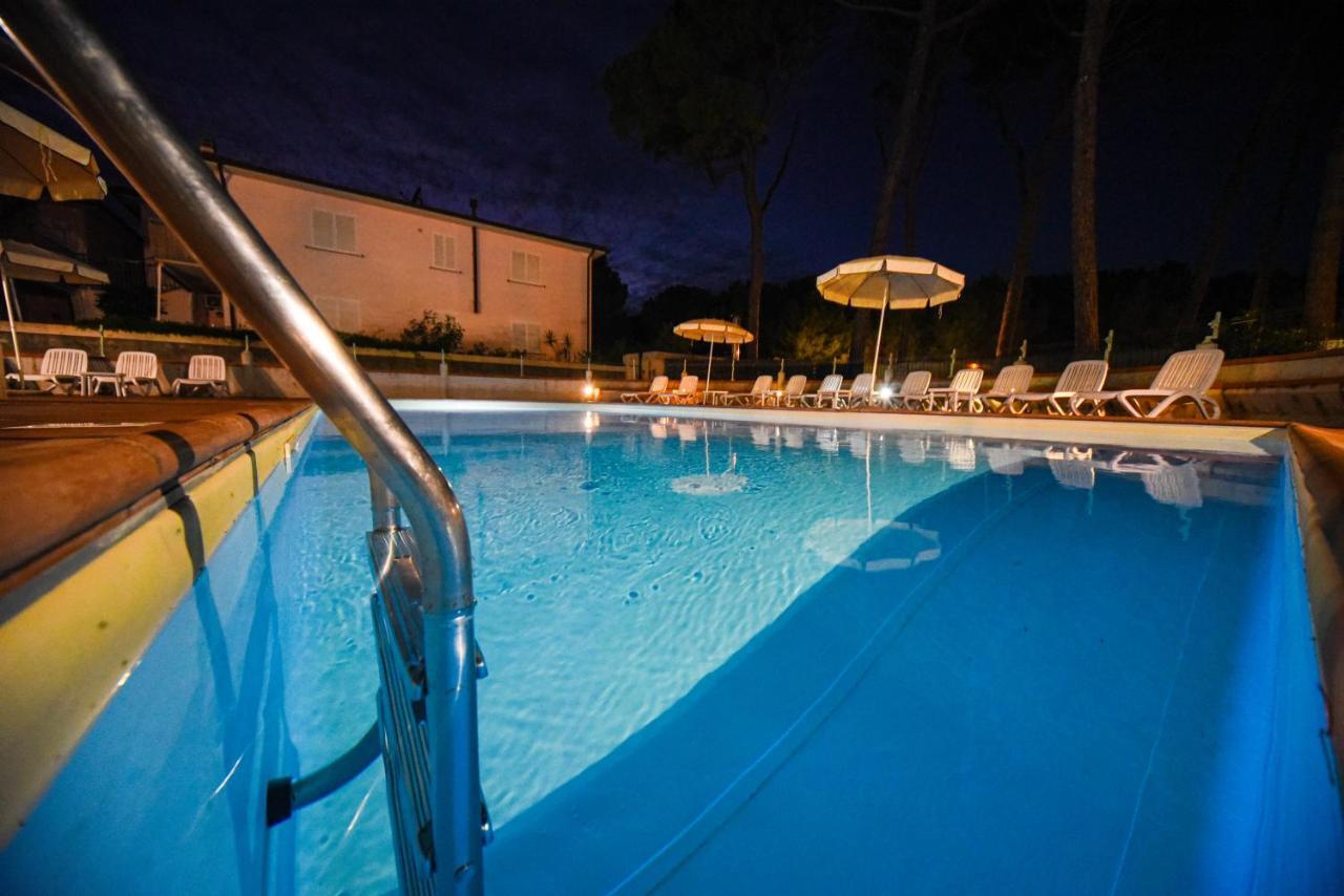 Hotel Kon Tiki San Vincenzo Bagian luar foto