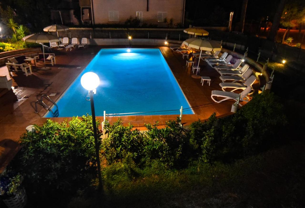 Hotel Kon Tiki San Vincenzo Bagian luar foto