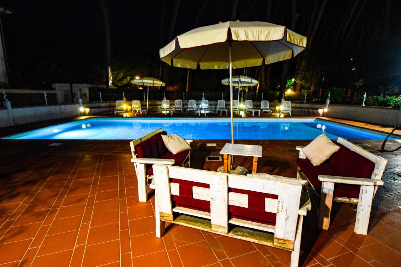 Hotel Kon Tiki San Vincenzo Bagian luar foto