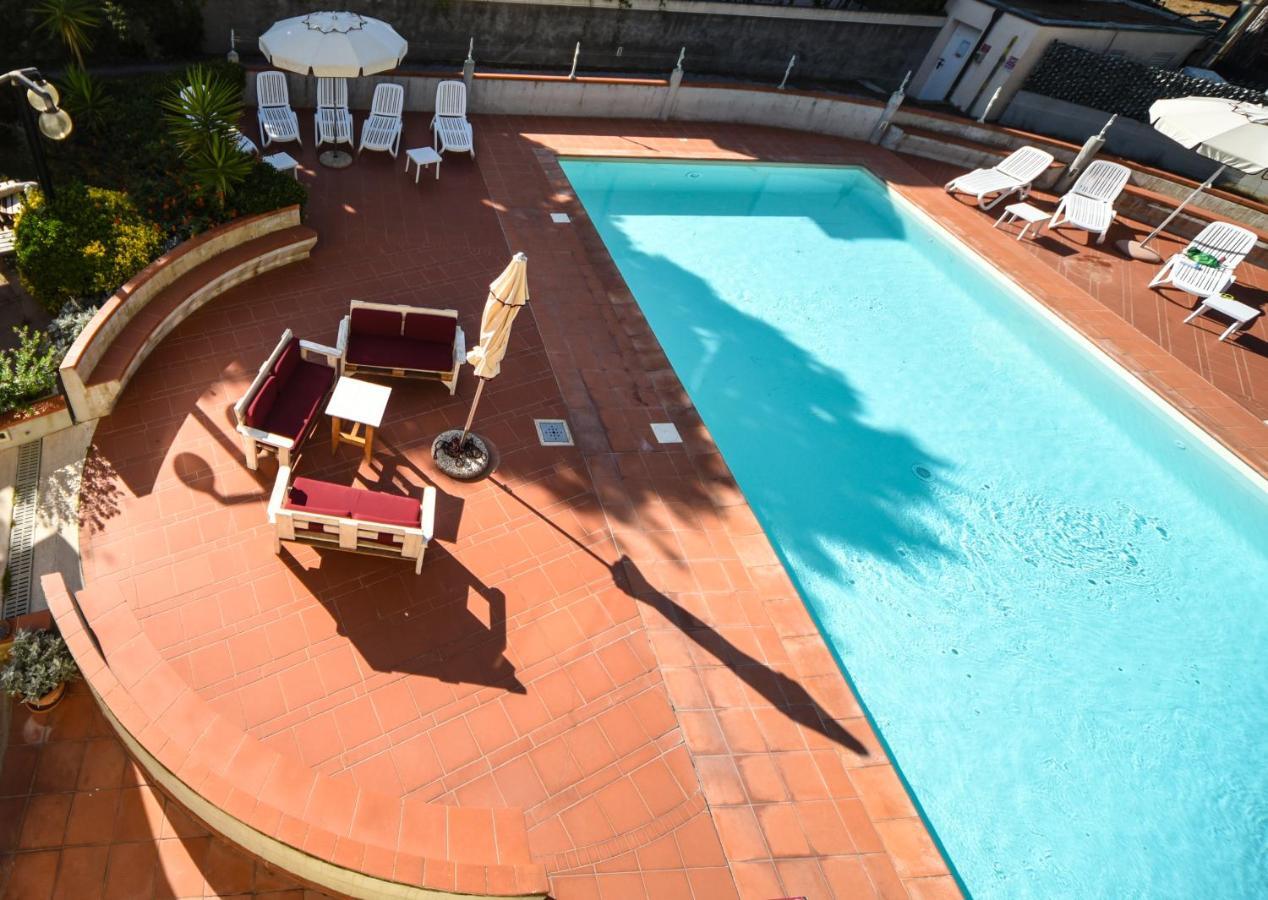 Hotel Kon Tiki San Vincenzo Bagian luar foto