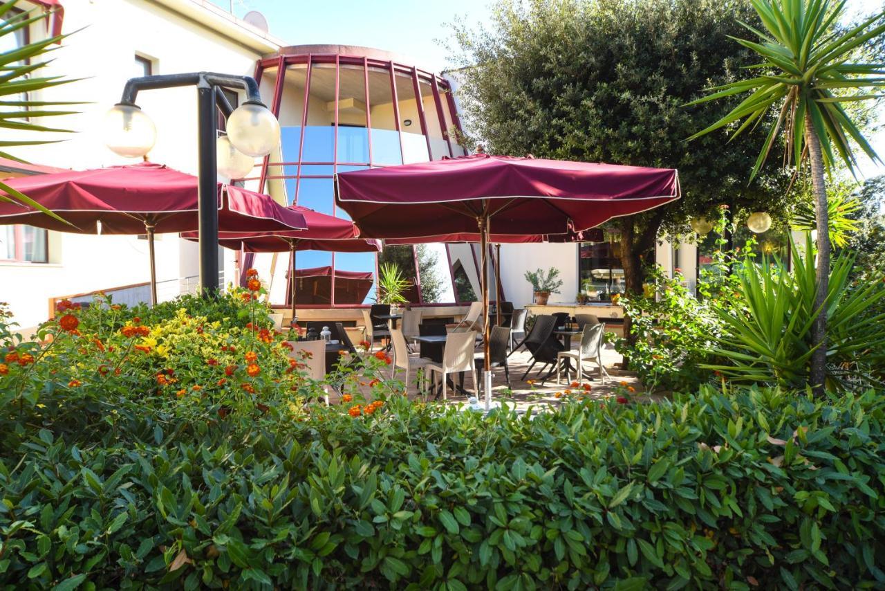 Hotel Kon Tiki San Vincenzo Bagian luar foto